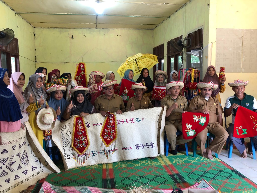 hasil karya anyaman ibu-ibu PKK desa tamon jaya dari bahan daun pandan